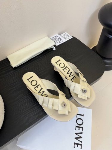 平底 中跟 loew* 罗意威 25Ss夹趾皮面拖鞋 毫不费力的时髦感拖鞋 造型别致 舒适度肉眼可见 慵懒随性又不失优雅 夏日清凉出门 对版牛皮面料 羊皮内里