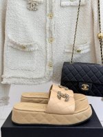 厂价 Chane*｜小香25C春夏新品 链条双C懒人拖鞋 今年小香推出全新夏日度假系列拖鞋～ 不管是出街、家居都可以轻松搭配 毛巾料的质地 对脚丫实在太友好啦