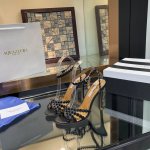 Aquazzura 菠萝2024 春夏新品高跟凉鞋。满满的钻，超闪 精致女人必备款太性感了吧！超级显气质的一款。 松紧套脚一字踝带高跟，简洁别致造型，高挑的鞋身