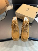 UGG 24秋冬季人手必备单品 搭配系数也是百分百 炸好看比较设计的款，随心所欲 雪地靴显腿细百搭单品时尚感十足穿上气场爆涨 瞬间拉长腿型 鞋面：优质牛反绒 内