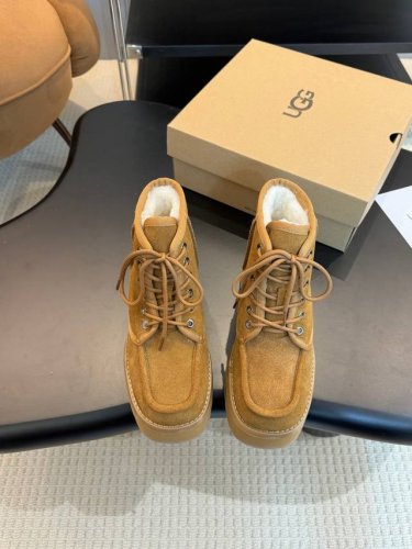 UGG 24秋冬季人手必备单品 搭配系数也是百分百 炸好看比较设计的款，随心所欲 雪地靴显腿细百搭单品时尚感十足穿上气场爆涨 瞬间拉长腿型 鞋面：优质牛反绒 内