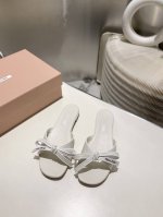 出厂价p Miumiu2025新款凉鞋系列时尚洋气 夏日清凉标配 面料材质 .羊皮+蝴蝶结元素搭配 垫脚羊皮里 意大利进口真皮大底 码数: 34-40 34-4