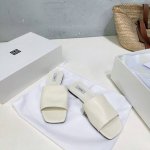 高品质出厂 ！小众潮牌Toteme25春夏平底方头简易拖鞋！ 呈现的利落融合很的完美，全绵羊皮打造上脚超级舒适！无是论休闲度假还是优雅知性，都驾得驭很好！ 比象