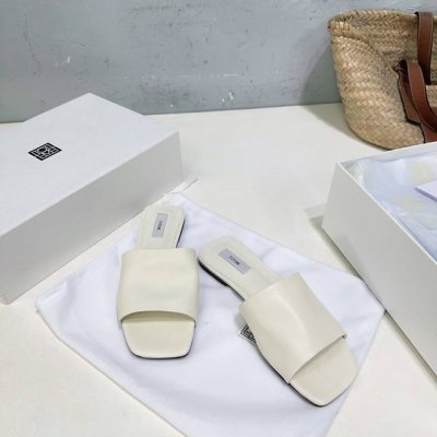 高品质出厂 ！小众潮牌Toteme25春夏平底方头简易拖鞋！ 呈现的利落融合很的完美，全绵羊皮打造上脚超级舒适！无是论休闲度假还是优雅知性，都驾得驭很好！ 比象