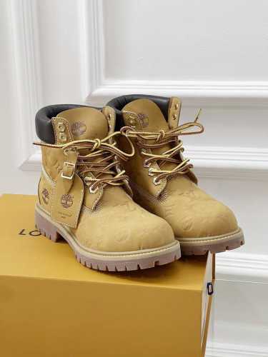 代购版本 六寸短靴大黄靴 整雙鞋上手質感非常好，跟一般的Timberland 不同 這鞋是在義大利以LV規格的皮革及製程去打造。 Monogram 鋼印的設計