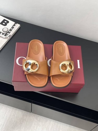 Gucci 春夏新品 金属扣凉拖 匠心打造 缀饰一眼可辨的最新设计五金扣，配以浅金色调配件 为整个设计注入一抹精致优雅气息 原版定制牛皮 内里定制羊皮 橡胶大底