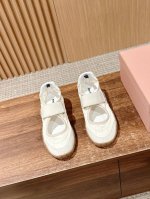 缪缪春夏新款 饼干鞋 阿甘鞋休闲运动鞋 Miumiu最新爆款 前卫大胆的设计，Miu Miu风格融于此款厚底帆布运动鞋的简约线条， 别致徽标饰于鞋舌与背面，点缀