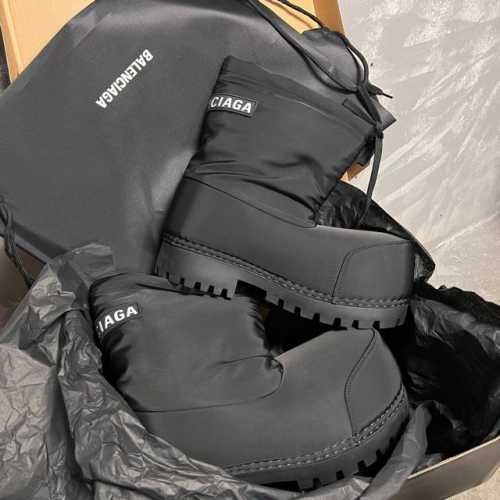 Balenciaga：女 、男 期待已久巴黎世家Skiwer系列 黑.白极限版4W＋ 白色造型感强、黑色耐久度纠结呀 冻脚不存在的、这个冬天不怕冷 双面羽绒保暖