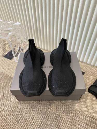 Balenciaga 巴黎世家3Xl镶钻袜子鞋复古休闲运动鞋 推出探索时尚界对于原创与挪用的概念、以全新系列致敬传承与经典，以标志性 Balenciaga 廓形