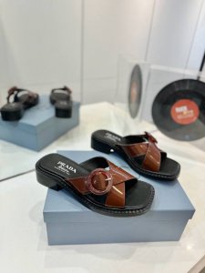 工厂价 普拉达拖鞋 今年非常火爆，穿上，休闲两不失误，清爽的表现足以表达对鞋子的个个细节的把控 鞋面采用原版进口牛漆皮 内里垫脚羊皮！皮边全部细节油边处理， 原
