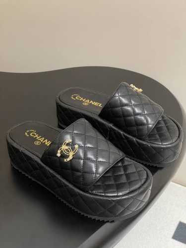 25Ss春夏新款Chanel小香菱格双C珍珠扣厚底凉拖鞋 珍珠双C扣搭配小香经典菱格凉拖鞋，俏皮又不失千金风～满满的精致感 妥妥的行走白富美！甜度百分百 美的移