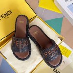顶级版本：草编 Fendi芬迪 新款Sunshine系列 Ff老花 坡跟 厚底 一字 凉拖鞋 原版购入开发 做货 宽带厚底凉鞋。棕色Pequin条纹布料材质。提