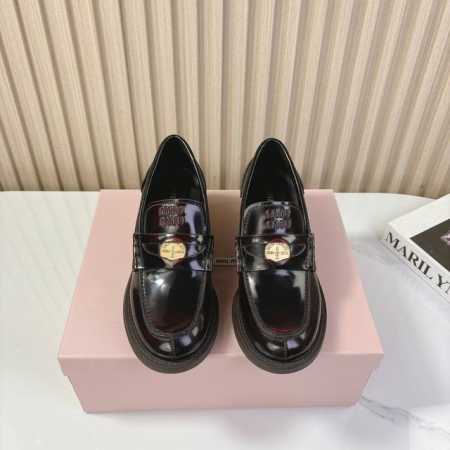 MiuMiu 缪缪经典走秀款钱币乐福鞋 最近风很大的金币乐福鞋 被挖到了～ 满满的复古英伦感 顺带着一股学院风 中间还镶嵌了一枚金币 让人无法忽视 整体鞋型也很 - 点击图像关闭