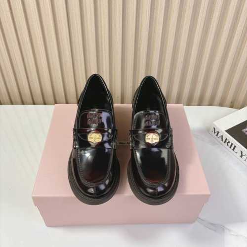 MiuMiu 缪缪经典走秀款钱币乐福鞋 最近风很大的金币乐福鞋 被挖到了～ 满满的复古英伦感 顺带着一股学院风 中间还镶嵌了一枚金币 让人无法忽视 整体鞋型也很