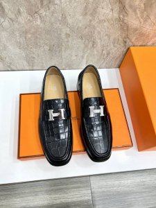 H家 Herme* 爱马-仕 新品paris乐福鞋皮鞋 官方售价rmb , 采用进口牛皮 开边珠亮皮 粒面牛皮 手掌纹牛皮 打造 搭配经典复古金属h Logo鞋