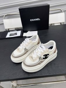 chanel 香奈儿2025度假系列 最新款休闲运动鞋 银白，金白，银灰，黑红！无敌漂亮又好穿 非常轻便，内里也是超级软，超级舒服，鞋面透气设计，配色高级耐看