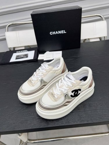 chanel 香奈儿2025度假系列 最新款休闲运动鞋 银白，金白，银灰，黑红！无敌漂亮又好穿 非常轻便，内里也是超级软，超级舒服，鞋面透气设计，配色高级耐看