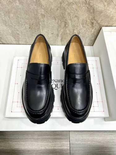 新品 MQ 麦昆 2025新款男士德比皮鞋，购入原版精准复刻，1:1打造顶级精品，鞋面开边珠打造，带有纹理的雕花厚底格外亮眼，由微粒橡胶制成，结实耐磨。鞋舌立体