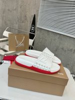 工厂P价 女装女鞋 运动原单 代购级重磅推出 Christian Louboutin男款拖鞋。鞋底带有Louboutin签名，其鞋面上的孔 鞋钉 Cl标志使外观