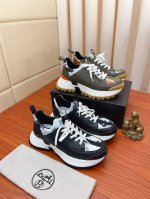 实价： Hermes 爱马仕 高端品质 原单鞋面：摔纹小牛皮、反绒小牛皮、鞋身车缝H图腾，大底：超轻Tpu发泡 橡胶；双色成型大底，超高品控 做工精细：凸显 高