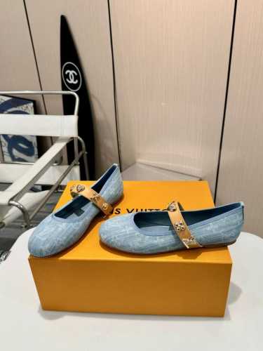 顶级版本时尚必备 LV路易威登单鞋，奢华新体验 今天给大家推荐一款路易威登的绝美单鞋！ 它采用高档真皮底，脚感舒适，每一步都仿佛走在云端。 高端的套楦工艺，脚感