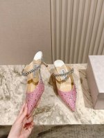 专柜新款女神水钻链条高跟鞋系列 ★★★★★ 众多明星上脚，国内外博主刷爆的一个系列，仙女必备 鞋面：定制进口真丝，漆皮，Pvc水钻鞋面配手工缝制水钻链条 内里: