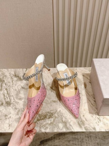 专柜新款女神水钻链条高跟鞋系列 ★★★★★ 众多明星上脚，国内外博主刷爆的一个系列，仙女必备 鞋面：定制进口真丝，漆皮，Pvc水钻鞋面配手工缝制水钻链条 内里: