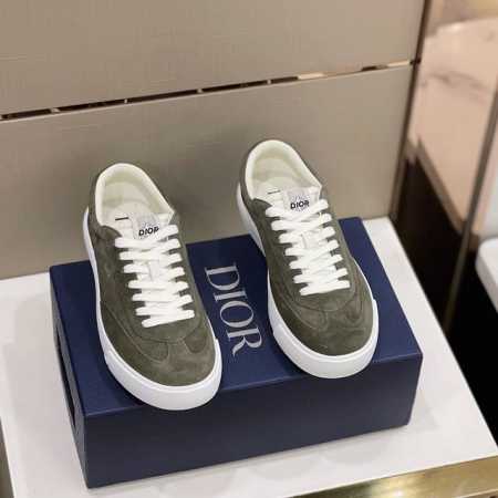 Dio* 男款B101运动鞋本季新款单品，彰显经典设计。采用光滑牛皮精心制作，搭配同色调磨砂牛皮镶片。加垫鞋舌，鞋跟和侧面均饰以CD标志。搭配同色调纹理外底轻轻 - 点击图像关闭