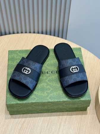 Gucci 古奇 Lido男士互扣式双g拖鞋 设计灵感源自意大利海岸的夏日风情和海滩俱乐部。经典造型经gucci美学视角焕新演绎。这款男士凉拖选用舒适的光面皮革 - 点击图像关闭