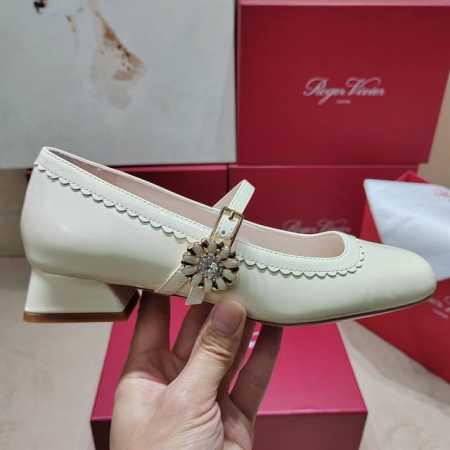 Roger Vivier 225 罗杰维维亚春夏新款花朵钻扣玛丽珍单鞋，亮面漆皮搭配钻扣，一眼被惊艳到仙女们确定不拿下这款绝美玛丽珍单鞋气场妥妥的安排上夏日搭配 - 点击图像关闭