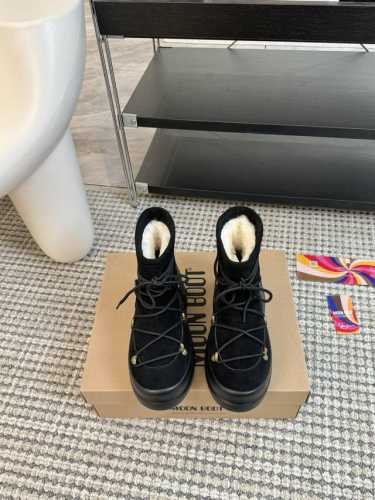 代购级别 MOON BOOT LUNA系列 24秋冬季新款 雪地靴 一双不分左右脚的鞋！超有特点！软软糯糯像面包 长期主义购物一moonboot雪地靴因为冬天想