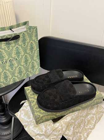 出厂 gucci 古驰 2025春夏最新爆款压花包头拖鞋 厚底半拖 高级慵懒风 百看不厌款 时尚度拉满 细节用心感受 码数 35-40 - 点击图像关闭