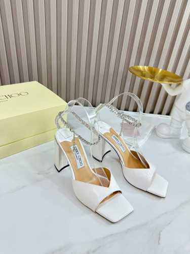 冲量价: JIMMY CHOO 吉米周 是一个非常全面之尊贵时尚生活品牌， 香港,美国等大时尚博主及明星的同款表带女士高跟，中跟，平跟后空凉鞋系列。 澳大利亚尖