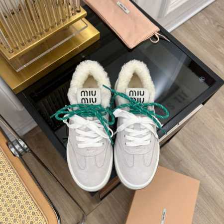 MiuMiu缪缪 2024 miu家2024春夏新品 专柜最新爆款檫色毛毛休闲鞋系列 时尚 简约高级 随意搭配 上脚非常轻便舒适 今年主推款 时尚 简约高级 随 - 点击图像关闭