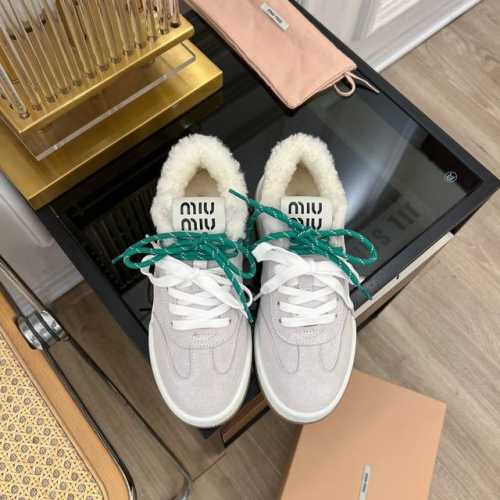 MiuMiu缪缪 2024 miu家2024春夏新品 专柜最新爆款檫色毛毛休闲鞋系列 时尚 简约高级 随意搭配 上脚非常轻便舒适 今年主推款 时尚 简约高级 随