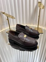 独家新品Miu Mi* 25 新款做旧钱币乐福鞋 今年Miu简直是火爆了 经典的乐福鞋 百搭时髦 复古做旧的款式 今年超火 拉腿型拉身高 专柜新款厚底加持 轻松