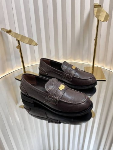独家新品Miu Mi* 25 新款做旧钱币乐福鞋 今年Miu简直是火爆了 经典的乐福鞋 百搭时髦 复古做旧的款式 今年超火 拉腿型拉身高 专柜新款厚底加持 轻松