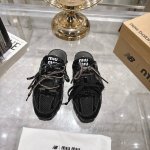 出厂 New Balancemiu Miu 联名半拖 这双被封为 富婆快乐鞋 的联名款包头拖鞋从设计到质感 从穿搭到氛围感 通通在线联名款延续了Miumiu的