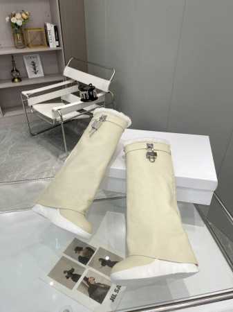 毛内短 长520不换款 GIVENCHY纪梵希，虞书欣同款鲨鱼靴，增高12cm秒变大长腿超神的鲨鱼靴！不仅是虞书欣同款，更是能让你秒变大长腿的神器！这款鲨鱼靴采 - 点击图像关闭