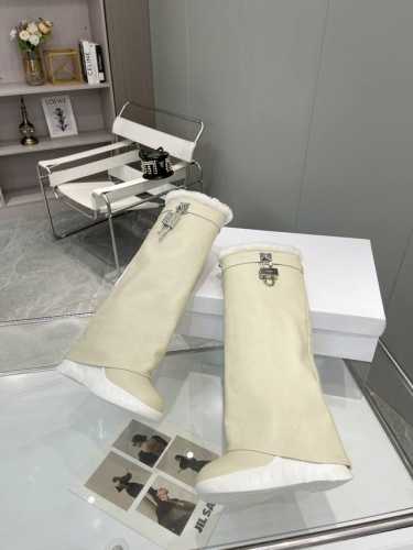 毛内短 长520不换款 GIVENCHY纪梵希，虞书欣同款鲨鱼靴，增高12cm秒变大长腿超神的鲨鱼靴！不仅是虞书欣同款，更是能让你秒变大长腿的神器！这款鲨鱼靴采