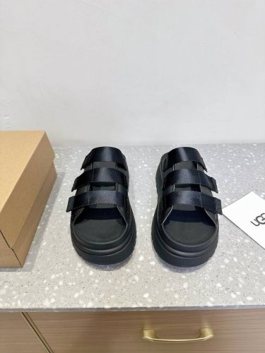 ugg 小众潮牌 25Ss春夏新款 厚底 魔术贴 沙滩 拖鞋 谁懂七厘米增高带来的快乐，这么高的底还这么轻谁又懂！搭配一套盐系可露丽穿搭风穿搭真的美爆了！ 厚底