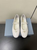 漆皮面 PRADA 25ss 普拉达秋冬新品 实力来袭 玛丽珍单鞋 芭蕾舞鞋超级爆系列爆品，各大网红明星乔欣，程潇，同款圆头三角扣 玛丽珍单鞋 ！时髦百搭nic