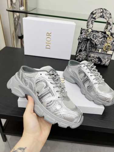 这款 Dior Chrono 运动半拖鞋是二零二四秋季成衣系列新品，以 Dior 的高订风格重新演绎跑步鞋。灰色网眼织物搭配银色调层压皮革效果镶片，两侧的 Cd