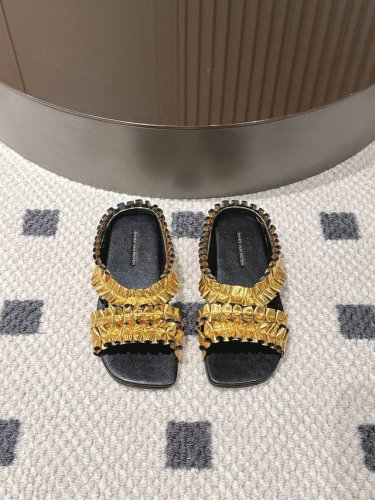 真皮底 35-40码 镜面牛皮褶皱 羊皮内里 dries Van Noten 25 Aw 新品 真皮褶皱饰带金属风凉拖 解锁夏日时髦密码 就看这双金属风凉拖 贵