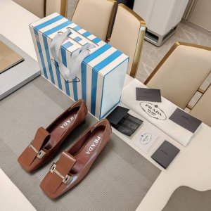方头露舌皮饰金属扣头穆勒单鞋系列 顶级包装配套最高版本 PRADA 2025s普拉达春夏新品， 顶级版本 实力来袭！复古时尚普拉达公主糖果风格单鞋，少女必备 制