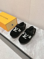 LV路易威登最新款秋冬新款纯羊毛拖厚底增高外穿羊毛拖 半包羊毛拖后跟附带固定扣小个子必入款 增高显瘦 精致高级 慵懒又不乏高级感，毛茸茸的太可爱了！鞋面、内里、