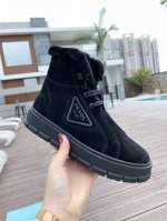 普家雪地靴来了，上脚超机好看穿着舒适高雅 专柜原版开模大底1:1复刻 采用 内里采用进口羊毛，掂脚也是纯羊毛，好款不多说了码数：35-42注意，41.42码可订