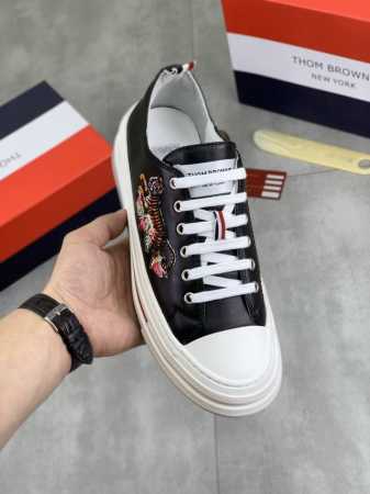 工厂p价p 实价 Thom Browne 汤姆.布朗 Tb官网同款 原单爆款运动鞋 头层牛皮加透气布料1 1原板 羊皮内里鞋身配件开模 品质 亲们你还为穿着搭配 - 点击图像关闭