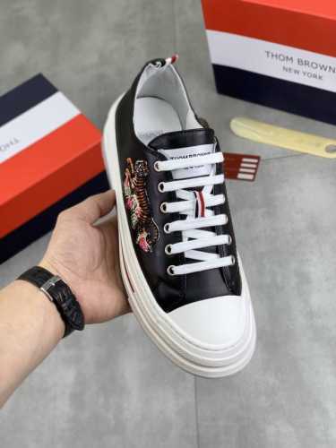 工厂p价p 实价 Thom Browne 汤姆.布朗 Tb官网同款 原单爆款运动鞋 头层牛皮加透气布料1 1原板 羊皮内里鞋身配件开模 品质 亲们你还为穿着搭配