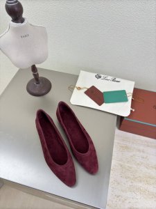 原版工艺 单鞋 Lp 诺悠翩雅英文: Loro Piana简称:Lp 酒红色羊反绒皮 创立于:1924年4月24日-意大利顶级奢侈品品牌创始人:Pietro L